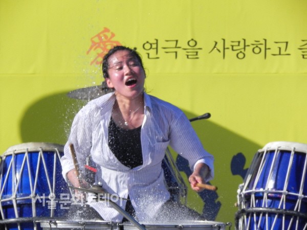 타악그룹 얼쑤는 한 여름속에 시원한 물 이벤트를 선보였다.