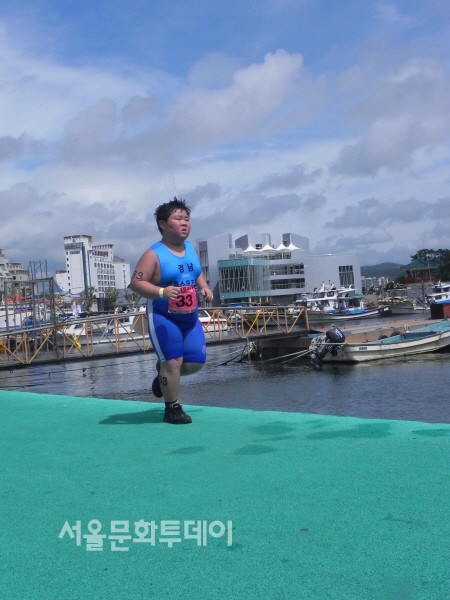 이무빈(9세) 선수가 200m 수영 후 1km 달리기에 도전 완주에 성공했다.