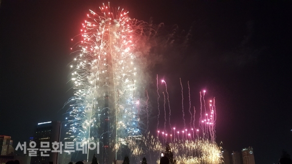 ▲ 2년 만에 다시 돌아온 롯데월드타워 불꽃축제(사진=페스티벌컬러링랩)