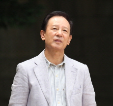 김홍신 작가.