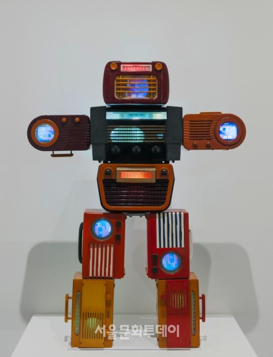 ▲Nam June Paik, Bakelite Robot, 2002. © Nam June Paik Estate, Photo © Tate. CC-BY-NC-ND 3.0(사진=테이트 모던 미술관)