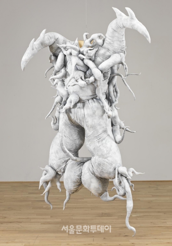 ▲Lee  Bul, Untitled (Cravings White), 1988, 2011. © Lee Bul, Photo © Tate. CC-BY-NC-ND 3.0(사진=테이트 모던 미술관)