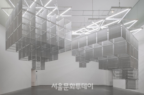 ▲Haegue Yang, Sol LeWitt Upside Down - Structure with Three Towers, Expanded 23 Times, Split in Three 2015. © reserved, Photo © Tate. CC-BY-NC-ND 3.0(사진=테이트 모던 미술관)