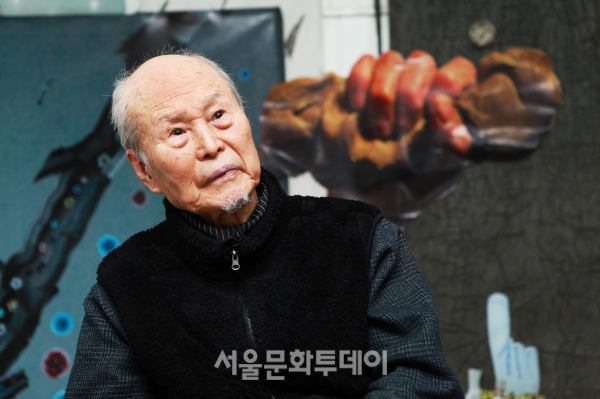 ▲이승택 화백이 본지 서울문화투데이와 만나 자신의 60여 년 예술인생에 대해 이야기를 전하고 있다ⓒ김재성 작가