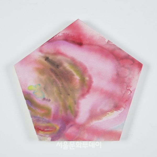 무제 untitled_Regular pentagon 30cm_Color on silk layered canvas_2020 (사진=갤러리 도올)