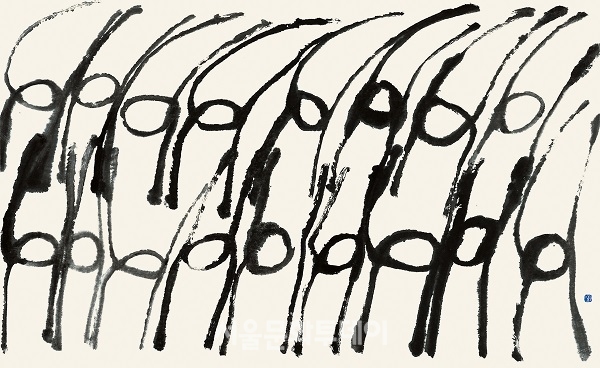 ▲ 산정 서세옥, 춤추는 사람들, 1989, 닥종이에 수묵, 163.5x259cm (사진=성북구청 제공)
