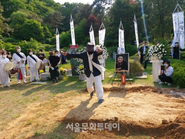 ▲2021년 5월 13일 오후 3시, 경기도 마석 모란공원묘지에서 거행된 하관식 : 채희완 부산대 명예교수의 ‘진혼무’
