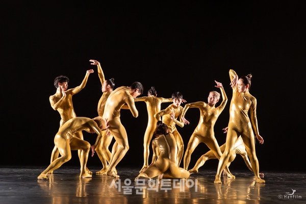 ▲‘모다페 인 제주’ 무대에 오른 KARTS Dance Company 호페쉬 쉑터 안무 'tHE bAD' (사진=Hanfilm, MODAFE 제공)