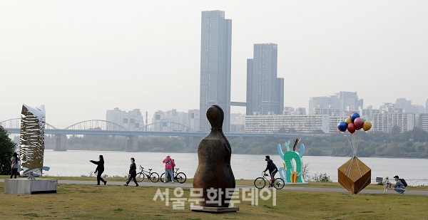 ▲한강공원에서 크라운해태가 주최한 'K-Sculpture 한강 흥 프로젝트' 야외조각전시회 작품을 시민들이 관람하고 있다 (사진=크라운해태 제공)