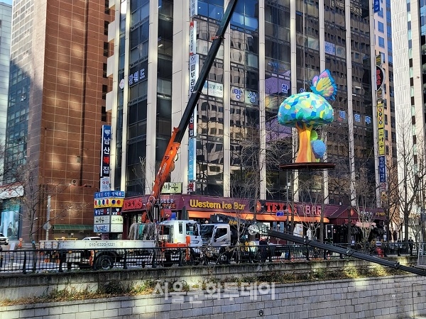 ▲‘2021 서울빛초롱축제’에서 표절 의혹이 제기된 '느릿 나무' 작품 철거 현장