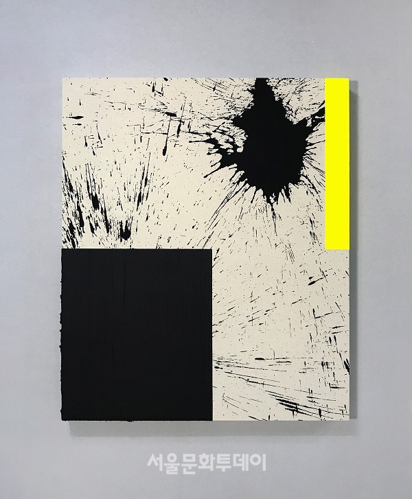 ▲유현 Black & Light Yellow I 61ⅹ73x3.5 cm acrylic and ink on linen 2021 (사진=갤러리그림손 제공)