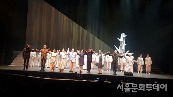 지난 22일 대학로 아르코 대극장에서 올려진 창작오페라 '장총'의 무대인사 장면.