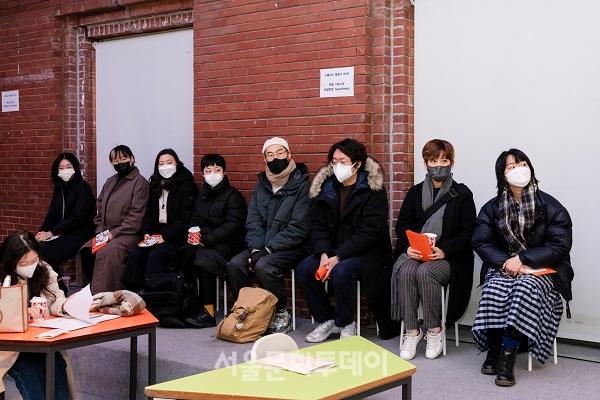 ▲지난 23일 열린 언론공개회에 참석한 작가들 (사진=아르코 미술관 제공)