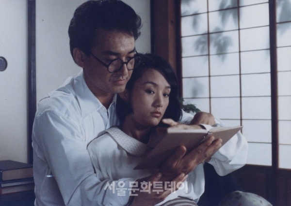 ▲배우 고(故) 임성민(왼쪽)과 장미희 주연의 영화 ‘사의 찬미’(1991)의 한 장면