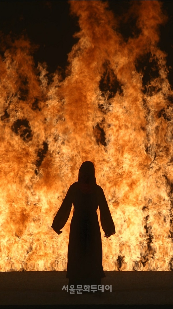 ▲빌 비올라 Bill Viola, 불의 여인 Fire Woman, 2005, 비디오사운드설치, 빌 비올라 스튜디오, 국립현대미술관 소장, 사진 Kira Perov