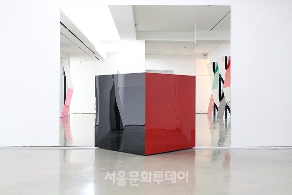 ▲The reconstituted cube, black and red, haut-relief N°10, 2015, 200x241cm