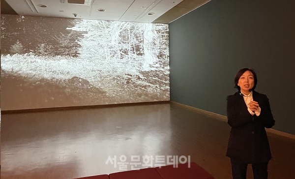 ▲제주현대미술관에서 박남희 예술감독이 전시투어를 진행하고 있다. ⓒ서울문화투데이