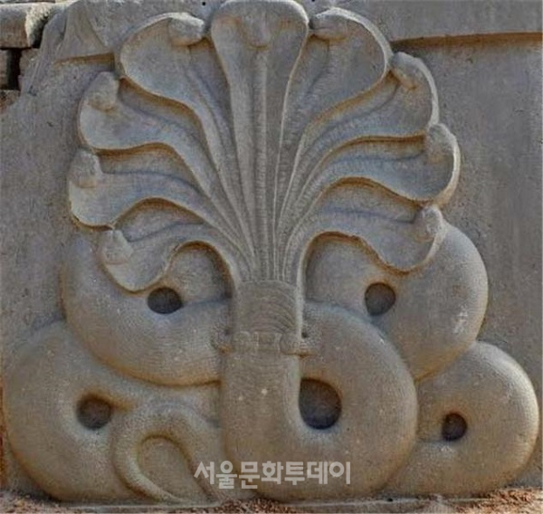 인도초기 불교미술 머리 아홉 달린 나가(뱀) 조각, 2~3세기