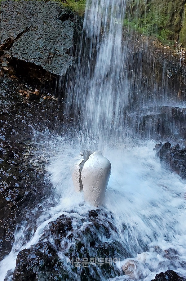 ▲광주비엔날레 파빌리온 출품작,  Fabio Roncato, Follow me, 2023, Plaster, 35Øx50h cm, erosion process of the sculpture under a waterfall, Cascata Fermona, Italy , Courtesy of the artist