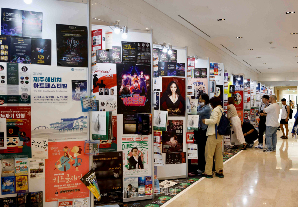 ▲아트마켓 부스전시장 앞에 참여단체들의 작품 포스터들이 전시되어 있다