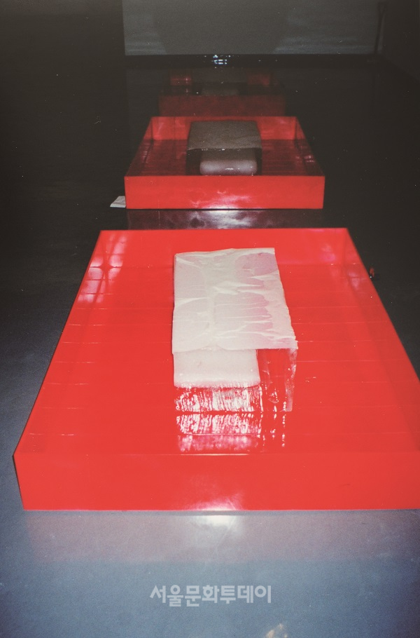 ▲김구림, 현상에서 흔적으로, 1970, 플라스틱 상자, 얼음, 투명지, 170 x 120 x 20 cm (3). 작가 소장.