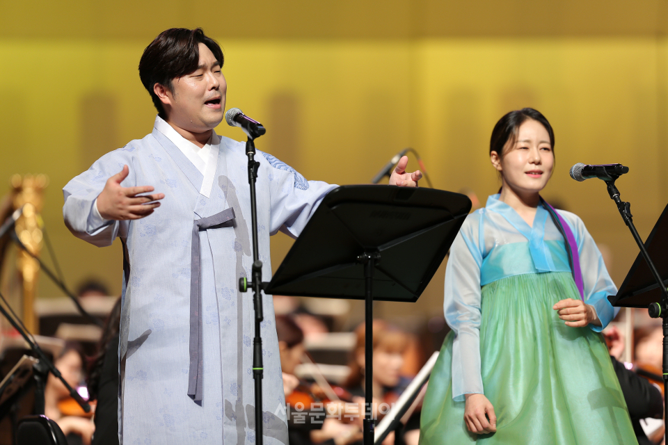 ▲소리꾼 고영렬(왼쪽)과 김율희가 전주세계소리축제에서 함께 노래하고 있다 ⓒ전주세계소리축제