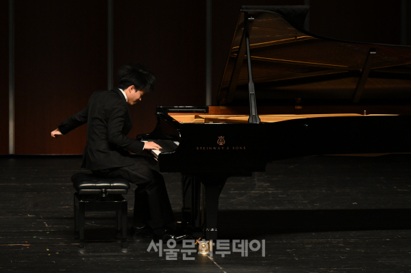▲지난 8일 마포아트센터에서 열린 피아노 신동 킷 암스트롱의 열정적인 연주 모습.(사진=마포문화재단)