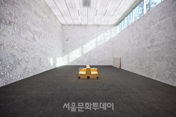 박미나와 Sasa[44], 〈집 안〉, 2002(2023), 벽에 마커, 가변 크기 (사진=서울시립미술관)