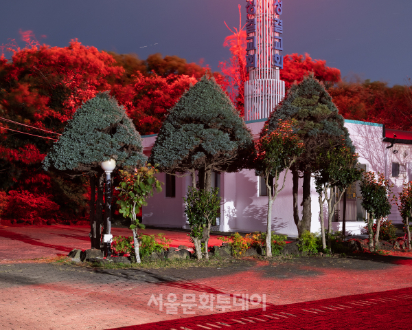 ▲이손, 교회, 80x100(cm), digital pigment print, 2023 (사진=KT&G 상상마당 홍대)
