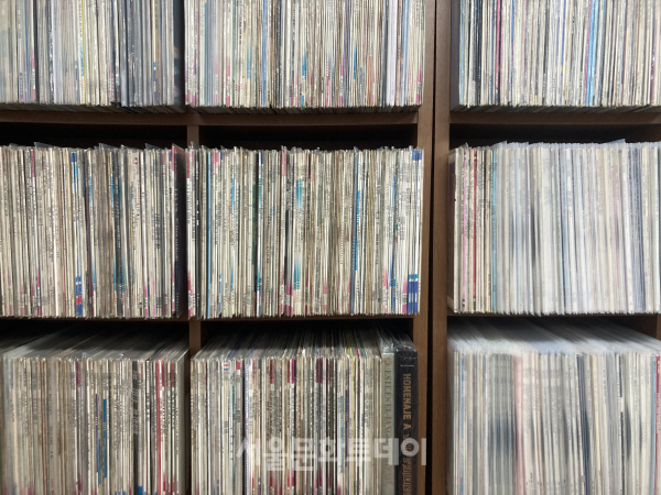 ▲이민혁 작가의 작업실 한 쪽 벽면을 빼곡하게 채운 LP들.